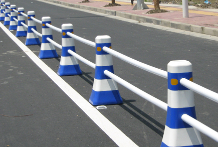 藍白塑料隔離墩 道路護欄圍欄分流桶路障反光錐紅白小水馬防撞桶