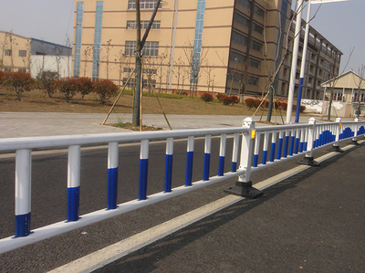 道路護(hù)欄的特點(diǎn)與設(shè)置注意事項(xiàng)